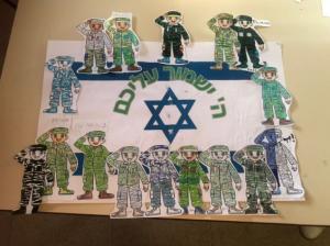 ילדים בבי"ס בחו"ל הכינו יצירה כיתתית של חיילים ותפילה לשמירה עם דגל ישראל